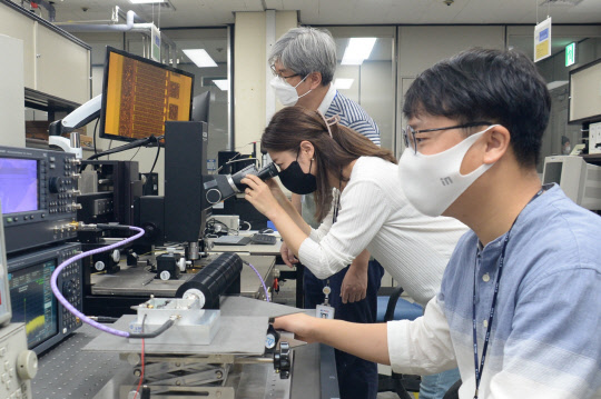 한국전자통신연구원(ETRI)은 S-대역 300와트급 질화갈륨 전력소자를 국산화하는데 성공했다.  ETRI 제공